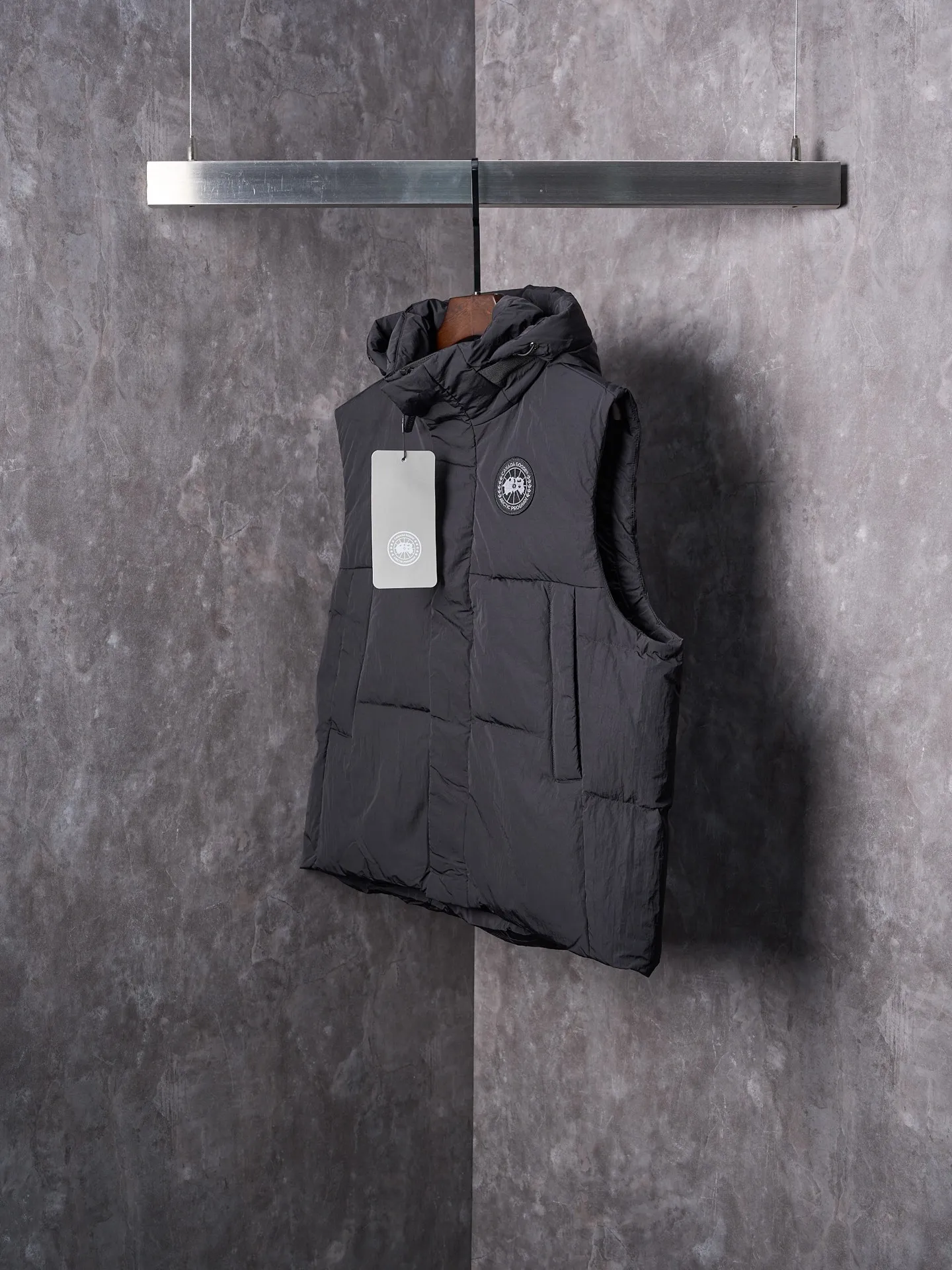 P760 Actual hanging auction] CANADA GOOSE/Canada Goose hooded down vest with logo and embroidery [Ready stock] S M L  The selection of high-quality protective nylon fabric not only enhances the wear resistance of the surface, but also takes into account wind resistance, ensuring excellent performance in various harsh weather conditions.  Three-dimensional quilting process: Precision thread reinforcement to prevent velvet drilling and ensure that the fluffy and resilient elasticity lasts as new.  The ribbon is woven with polyester as the base, and the brand letters are decorated on the ribbon through high-precision computer embroidery. The edges of the pattern are clear, the stitches are fine and even, and multiple layers of embroidery threads are stacked to enhance the three-dimensional effect.